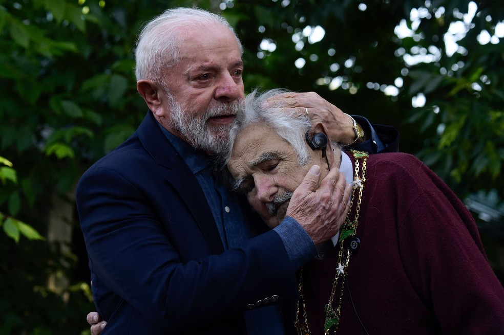 Em visita à Montevidéu, no Uruguai, para reunião da cúpula do bloco sul-americano, presidente Lula se emociona ao encontrar Jose Mujica — Foto: Dante Fernandez / AFP