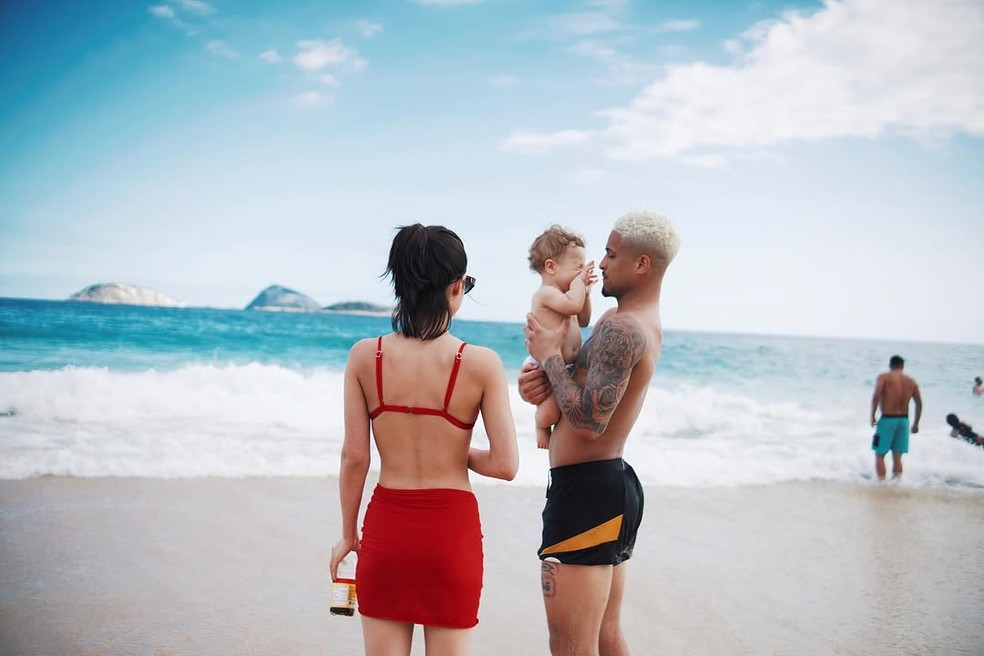 Ex-Fla convocado para a seleção, João Gomes e mulher levam filho à praia no Rio — Foto: 100 cliques/hundred/Reprodução/Instagram