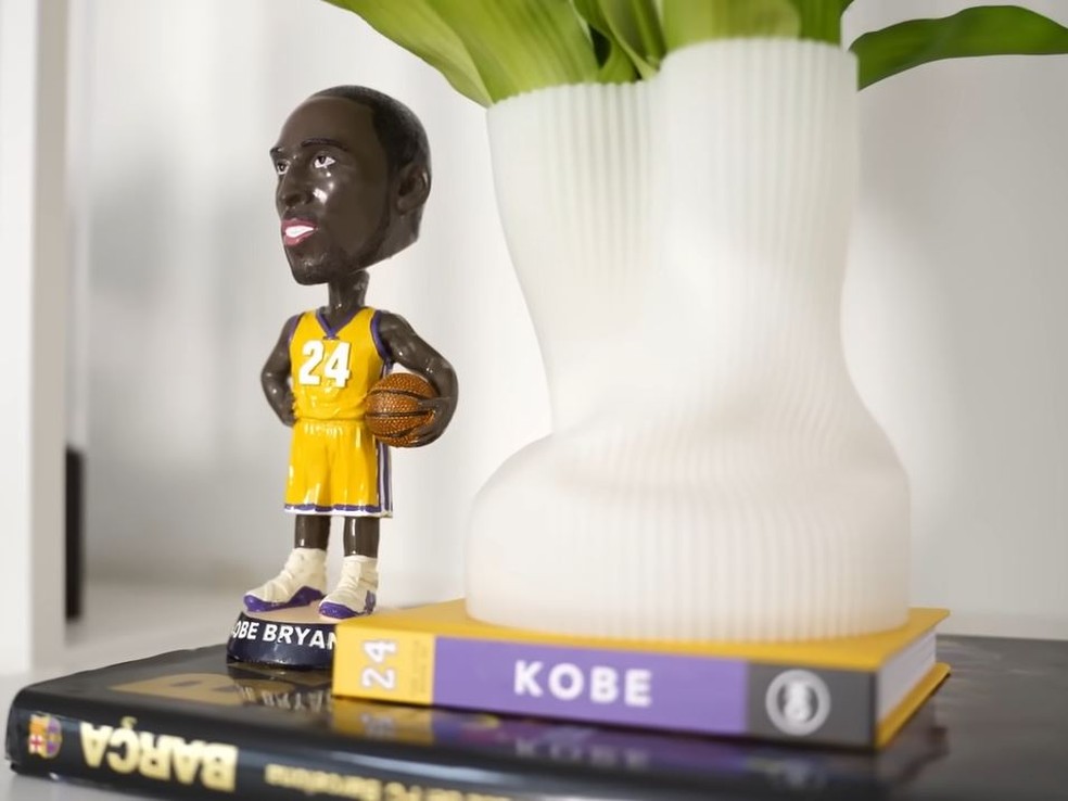 Detalhe da decoração da mansão do jogador Léo Ortiz, que é fã de basquete — Foto: CONMEBOL Libertadores/ YouTube