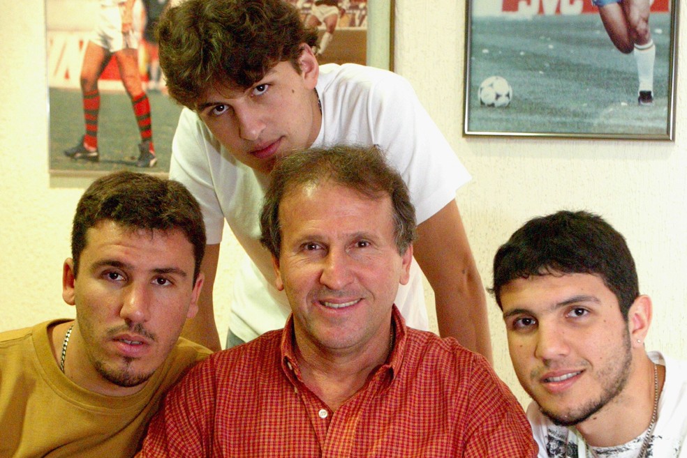 Zico com os filhos em um registro de 2004 — Foto: Gustavo Stephan