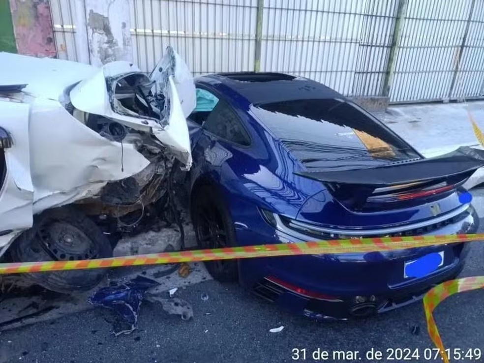 Batida entre Renault Sandero e o Porsche dirigido pelo empresário Fernando Sastre — Foto: Reprodução