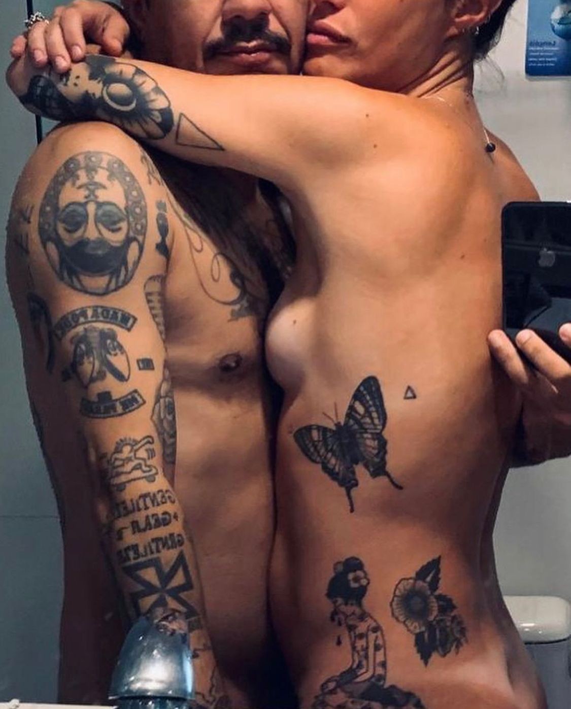 Marcelo D2 posta foto nu com a mulher — Foto: Instagram