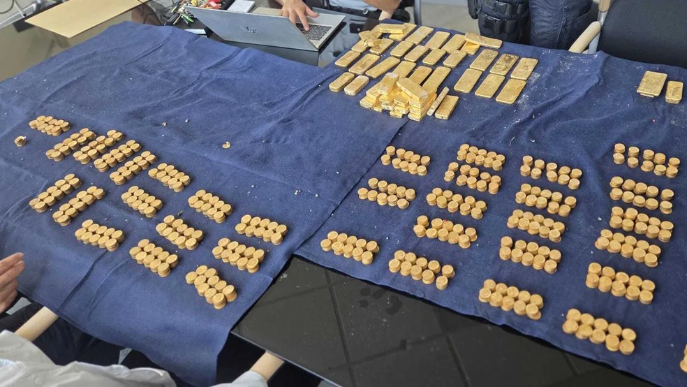Todo o ouro encontrado escondido em por&atilde;o de mans&atilde;o na B&eacute;lgica &mdash; Foto: Lokale Politie Dendermonde