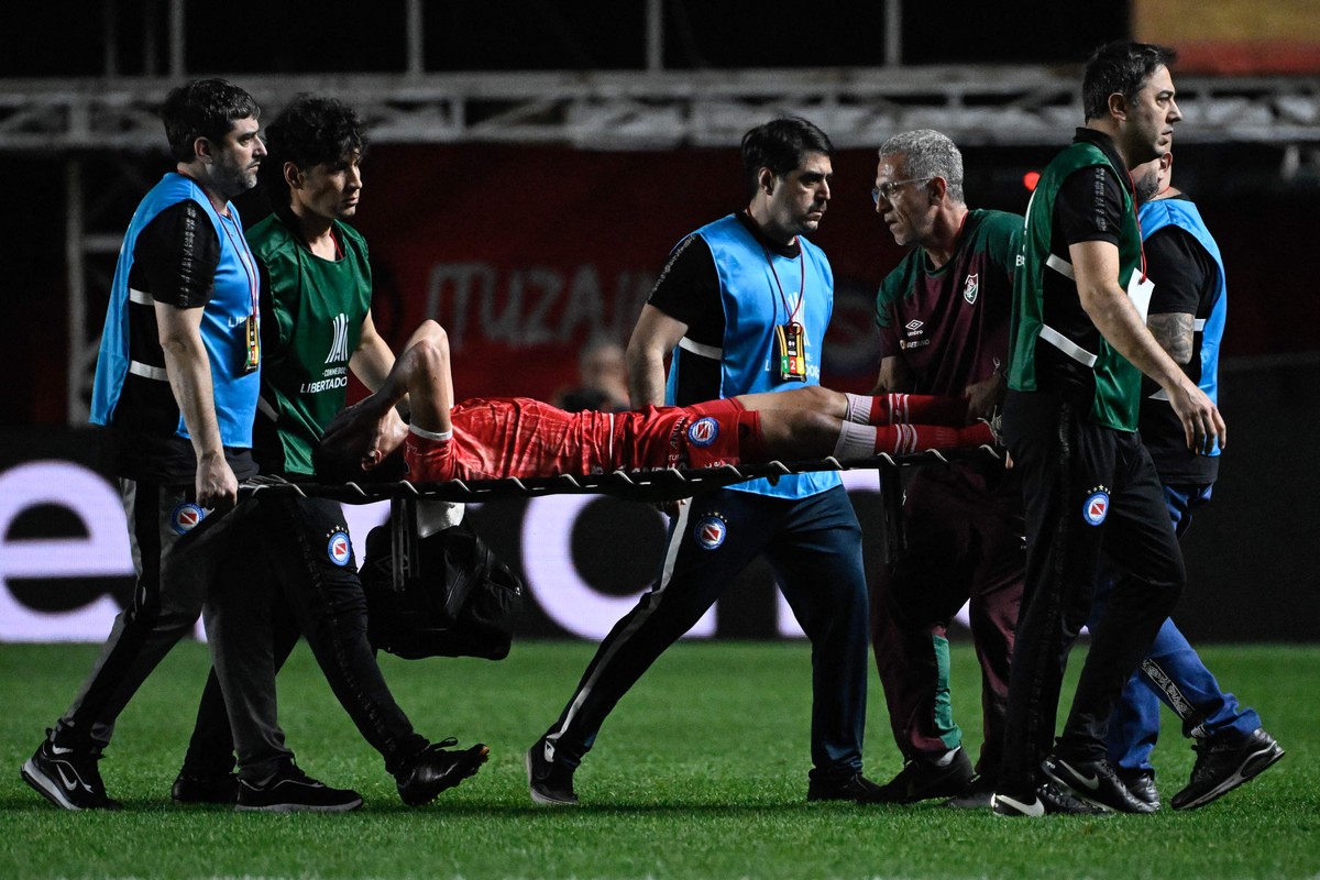 Marcelo pisa la pierna de un defensa de Argentinos Juniors, quien sufre una grave lesión;  Gritos del lado de la gripe