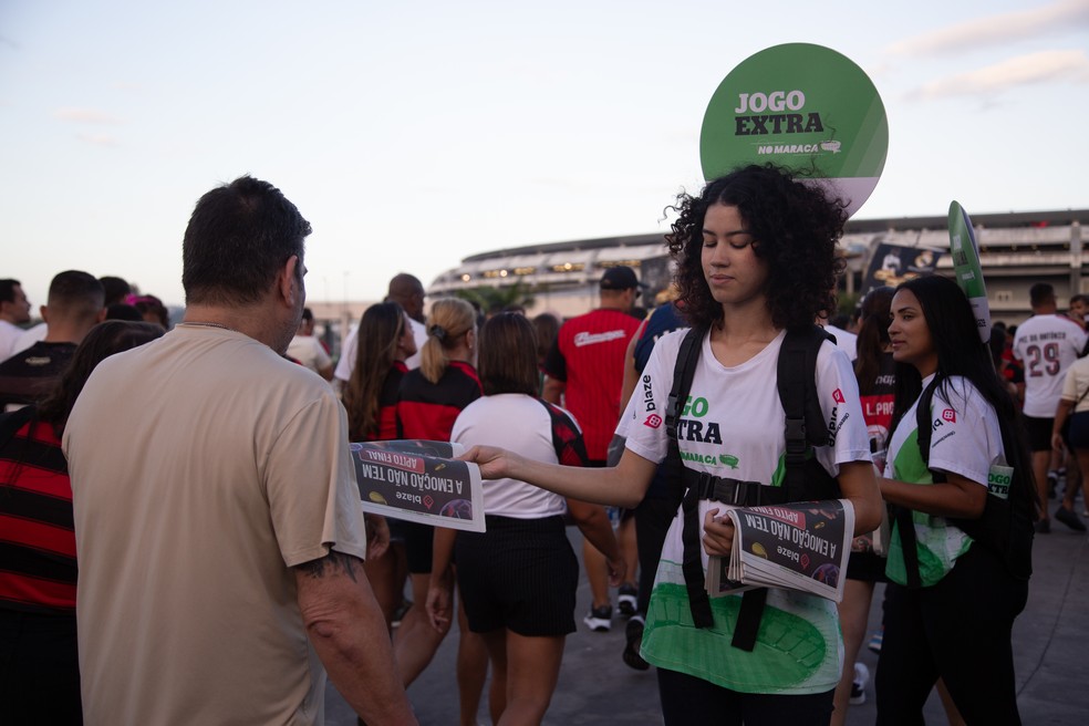 Distribuição do caderno Jogo EXTRA no Maraca — Foto: Júlia Aguiar/ O GLOBO