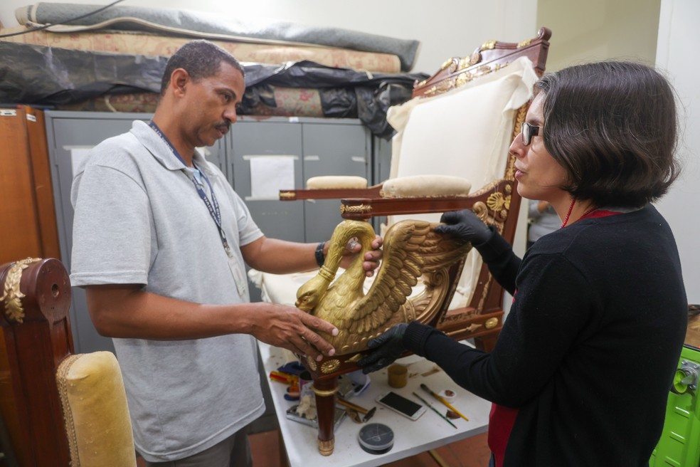 Detalhe: cadeira é ornamentada com cisnes em bronze maciço — Foto: Divulgação