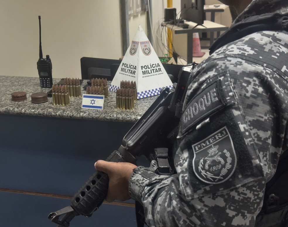 Agentes apreenderam dois fuzis, duas pistolas, carregadores e grande quantidade de muni&ccedil;&otilde;es durante a&ccedil;&otilde;es para coibir confrontos entre criminosos de fac&ccedil;&otilde;es rivais. &mdash; Foto: Divulga&ccedil;&atilde;o/ PMERJ