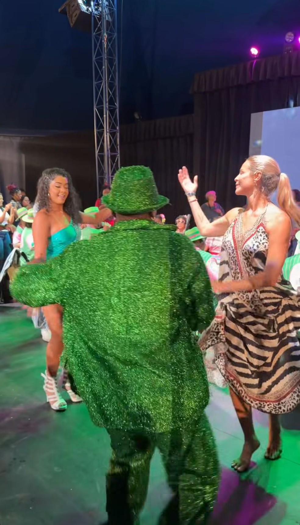 Ana Paula Renault e Luana Piovani caem no samba no Rio — Foto: Reprodução/Instagram