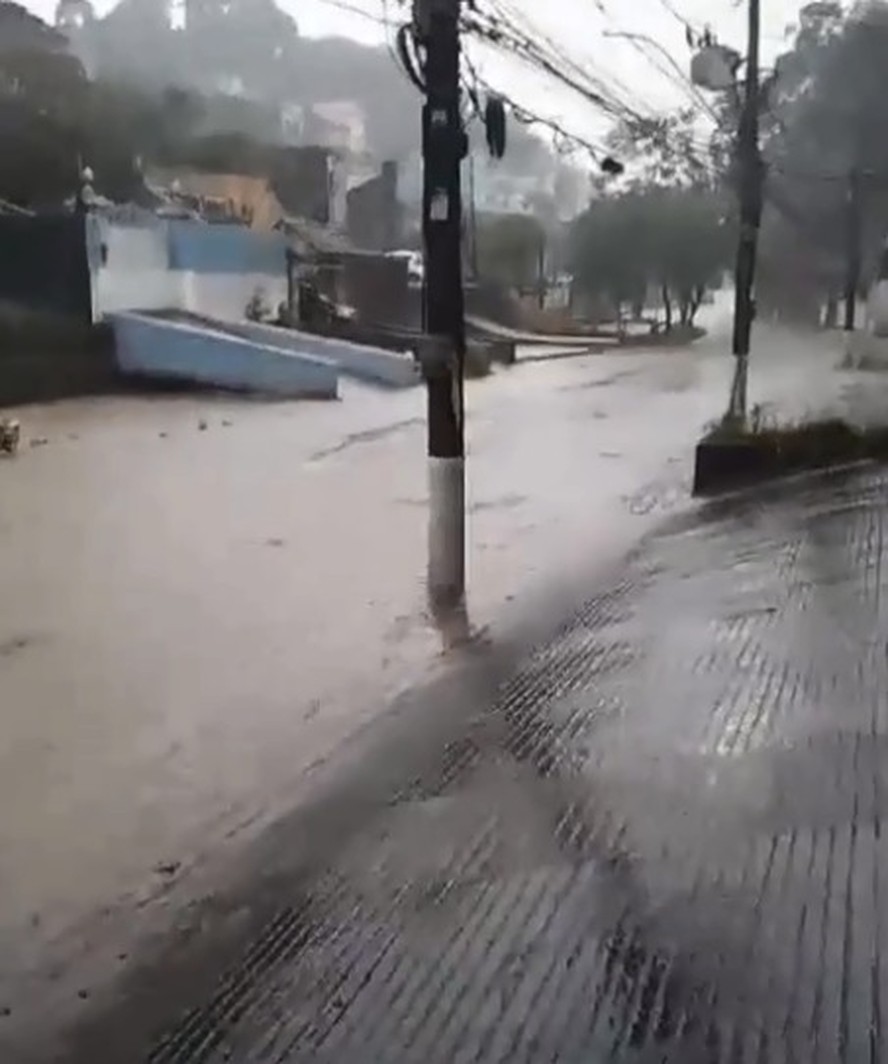 Chuvas atingem Petrópolis, na Região Serrana