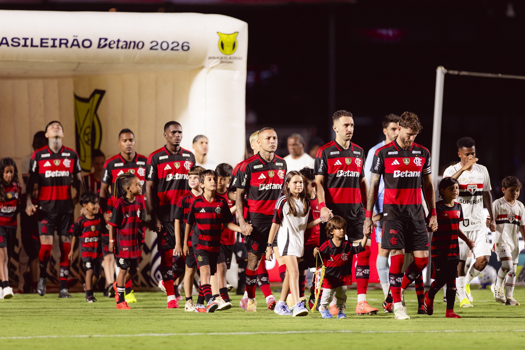 O futebol é dinâmico: veja como reencontro entre Flamengo e São Paulo após seis meses expõe rotas opostas