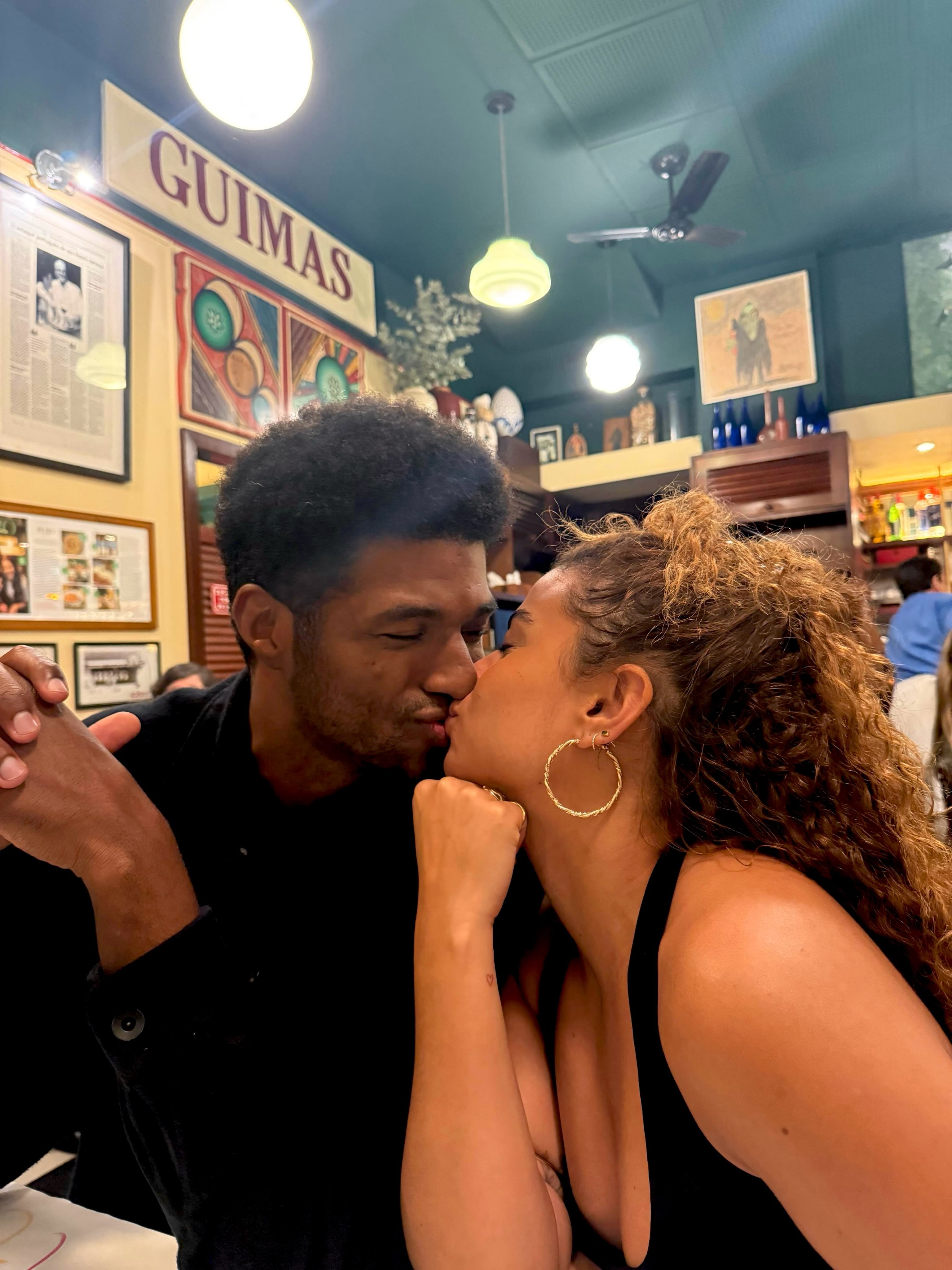 Discreta, Clara Buarque aparece em foto apaixonada com ex-marido de Benedita Casé