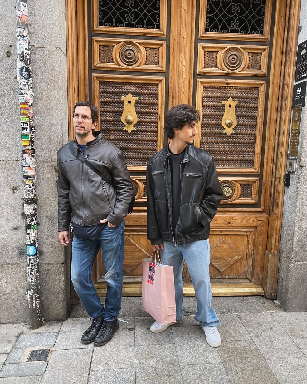 Filho de Vladmir Brichta e Adriana Esteves mostra viagem com pai pela Espanha — Foto: Instagram