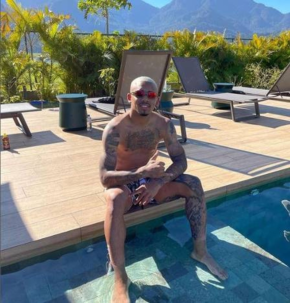 Gabriel Jesus na piscina de sua mansão em Mangaratiba — Foto: reprodução/ instagram