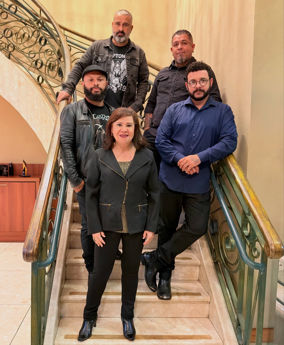 Carmem Manfredini com os integrantes da banda cover Legião V — Foto: @legiaov_/ reprodução/ instagram