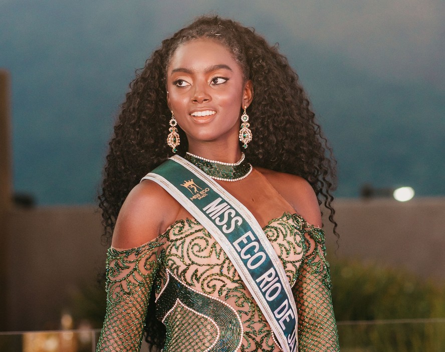 Nascida e criada na Mangueira, Miss Eco Rio de Janeiro 2025 Bruna Menezes lidera projeto que oferece aulas gratuitas de samba para meninas