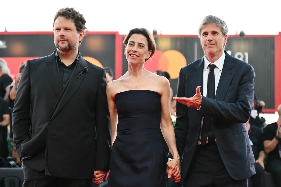 Selton Mello, Fernanda Torres e o diretor Walter Salles em Veneza — Foto: AFP