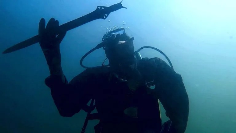 Espada da Idade do Bronze de mais de 3 mil anos é descoberta ainda afiada em fundo de lago italiano