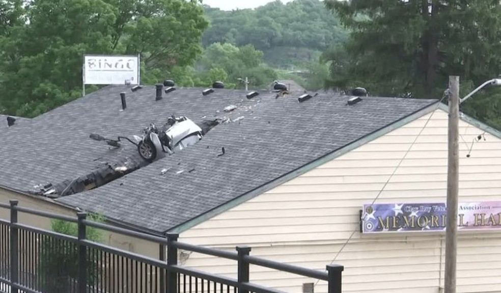 Carro 'decolou e aterrissou' em telhado de alojamento nos EUA &mdash; Foto: Reprodu&ccedil;&atilde;o/Excelsior Springs PD