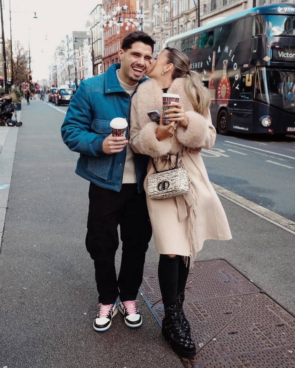 Pedro Neto namora Carolina Cunha e Silva &mdash; Foto: rep/ instagram