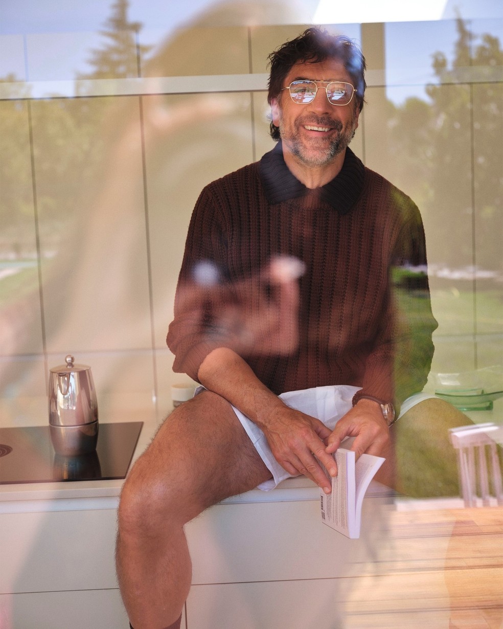 Javier Bardem é fotografado por Penélope Cruz — Foto: Gentleman’s Journal/ reprodução/ instagram