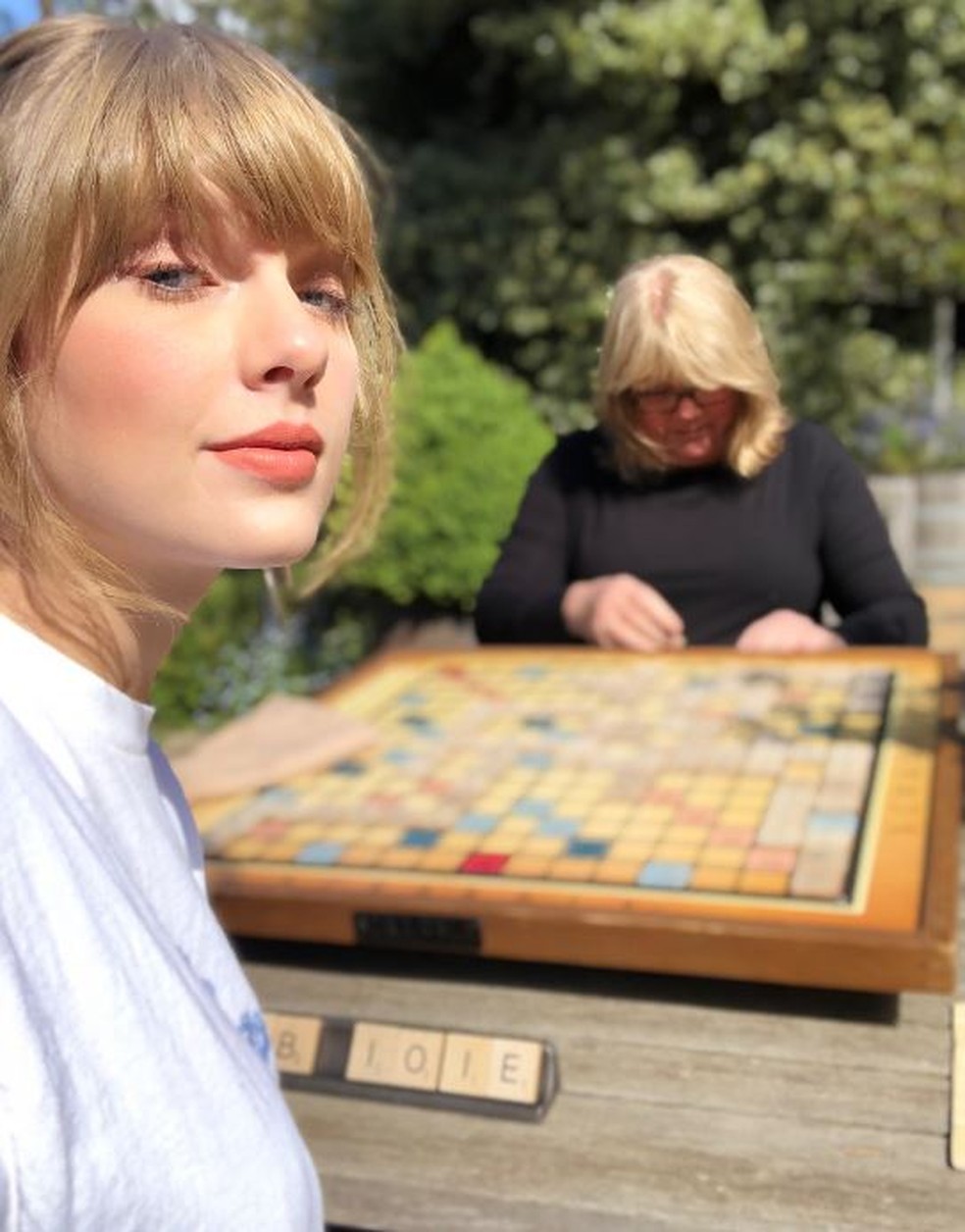 Andrea, mãe de Taylor Swift — Foto: reprodução/ instagram e Twitter