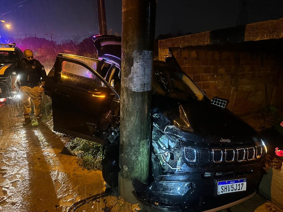 Suspeitos colidem carro em poste após perseguição em Seropédica — Foto: Divulgação