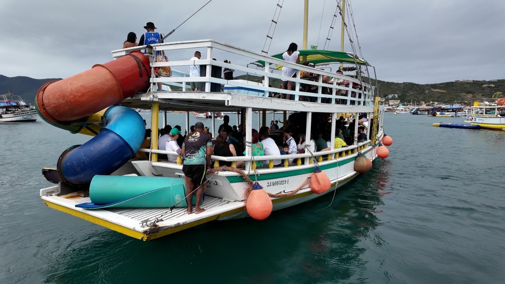 Embarcação em Arraial do Cabo cheia de turistas para ver baleias: R$ 150 por pessoa — Foto: Elcio Braga