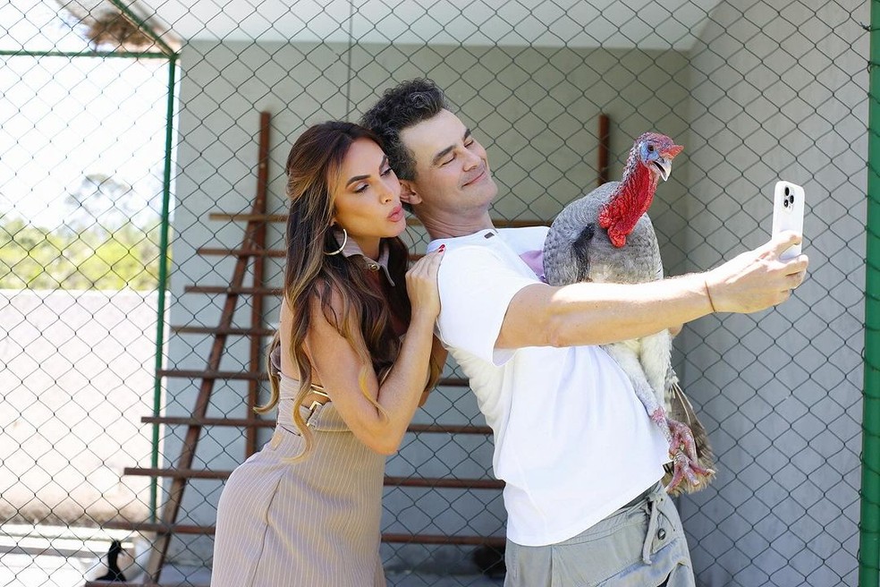Carmo Dalla Vecchia conhece o peru de Nicole Bahls batizado com o nome dele — Foto: Instagram