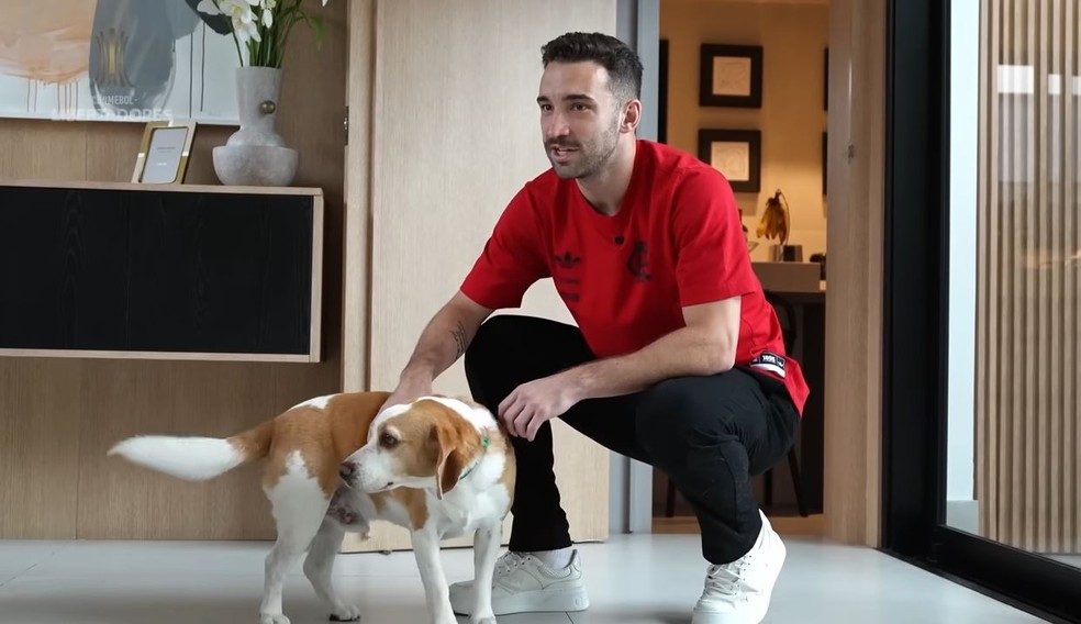Léo Ortiz com seu cãozinho na mansão onde vive no Rio — Foto: CONMEBOL Libertadores/ YouTube