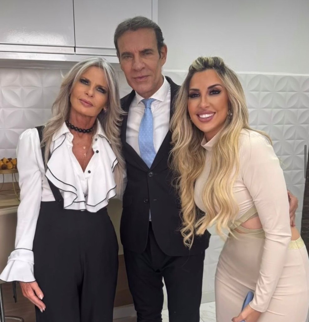 Mário Gomes com as especialistas responsáveis pela harmonização facial — Foto: Instagram