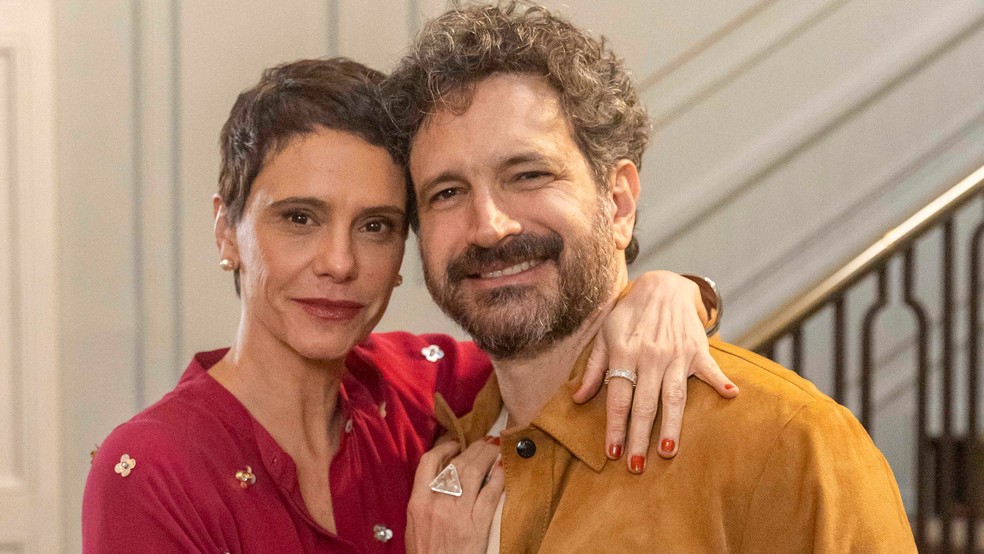 Celina (Malu Galli) e Estéban (Caco Ciocler) em 'Vale tudo' — Foto: Léo Rosario/ Rede Globo/ Divulgação
