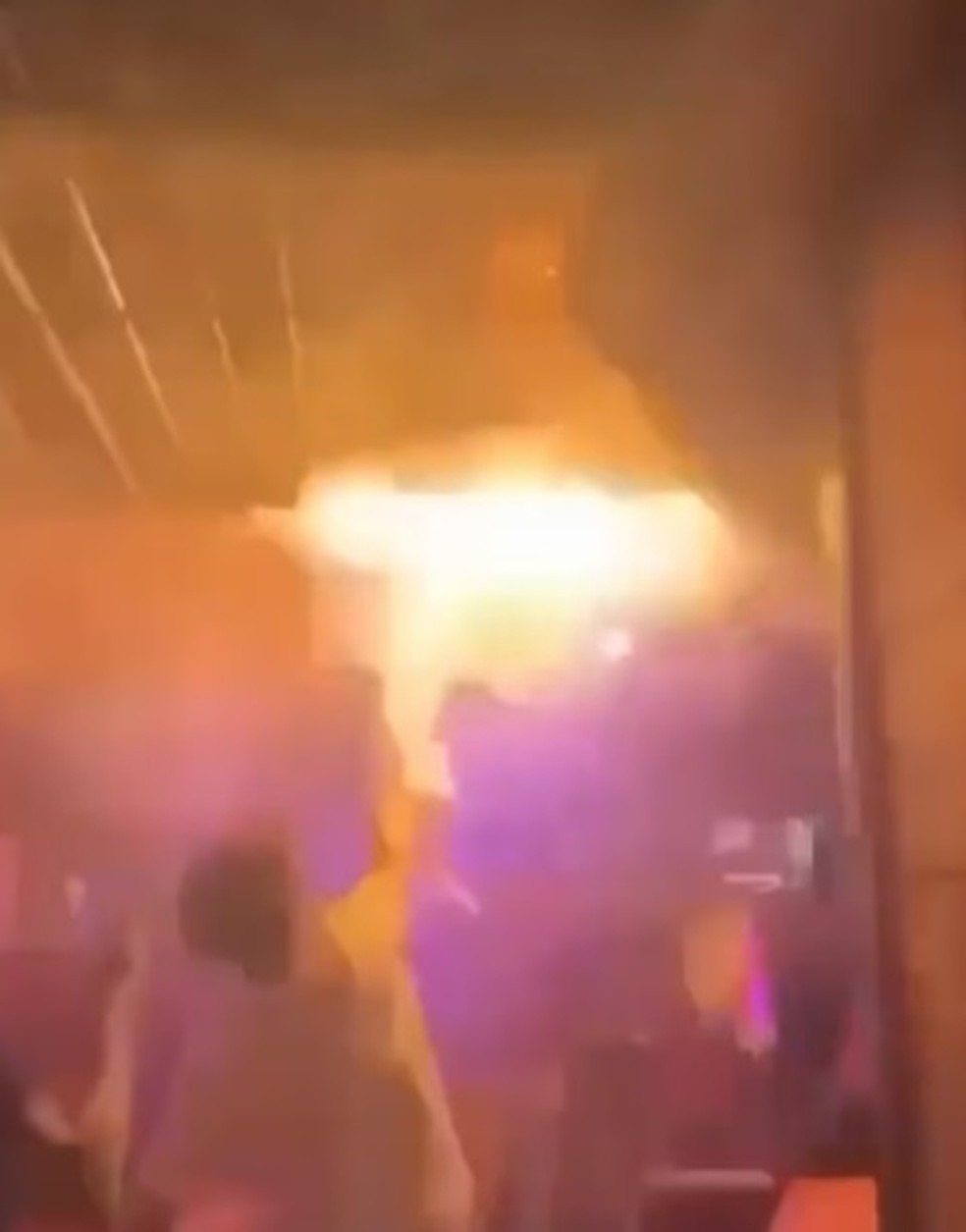 Jovem tenta apagar fogo no Constellation — Foto: Reprodução