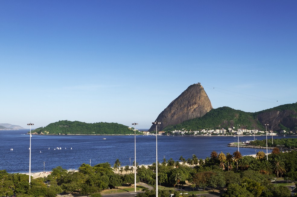 Praias historicamente poluídas, como a do Flamengo, da Glória e a Ilha de Paquetá, agora são próprias para banho — Foto: Getty Images