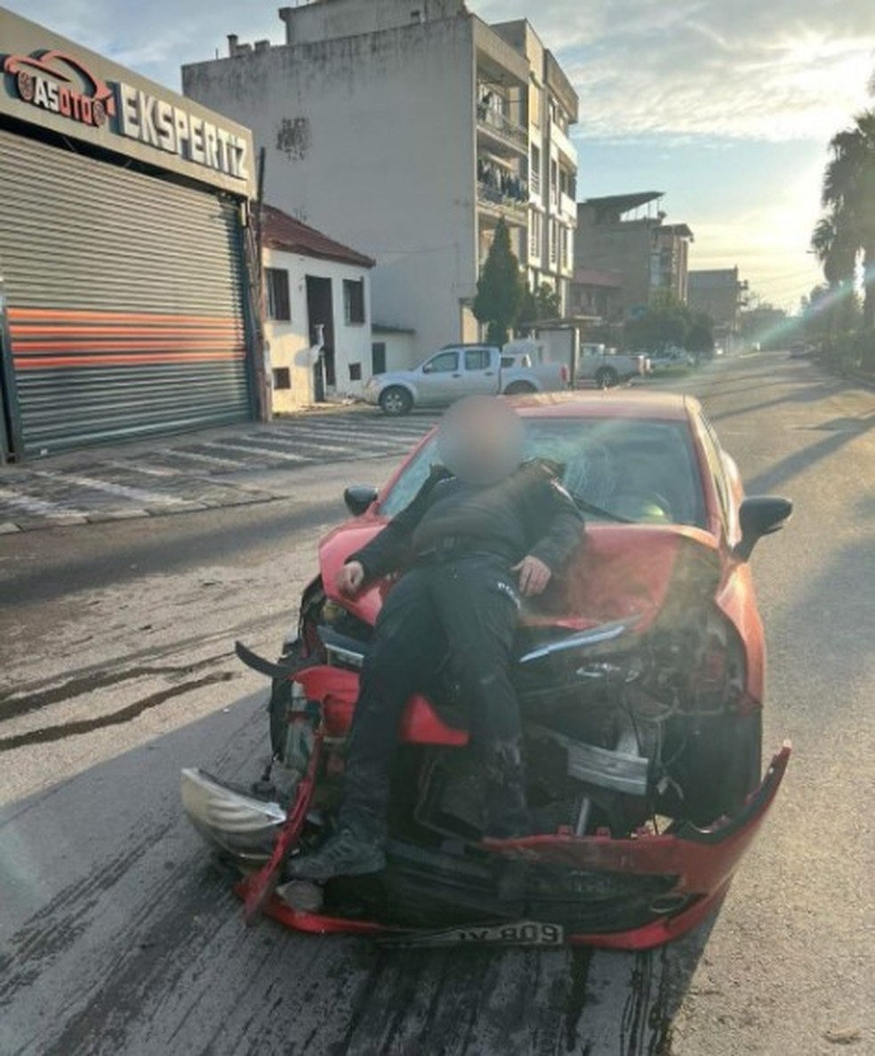 Motorista atropela policial e fotografa a vítima inconsciente no capô de carro destruído após acidente na Turquia — Foto: Reprodução/X