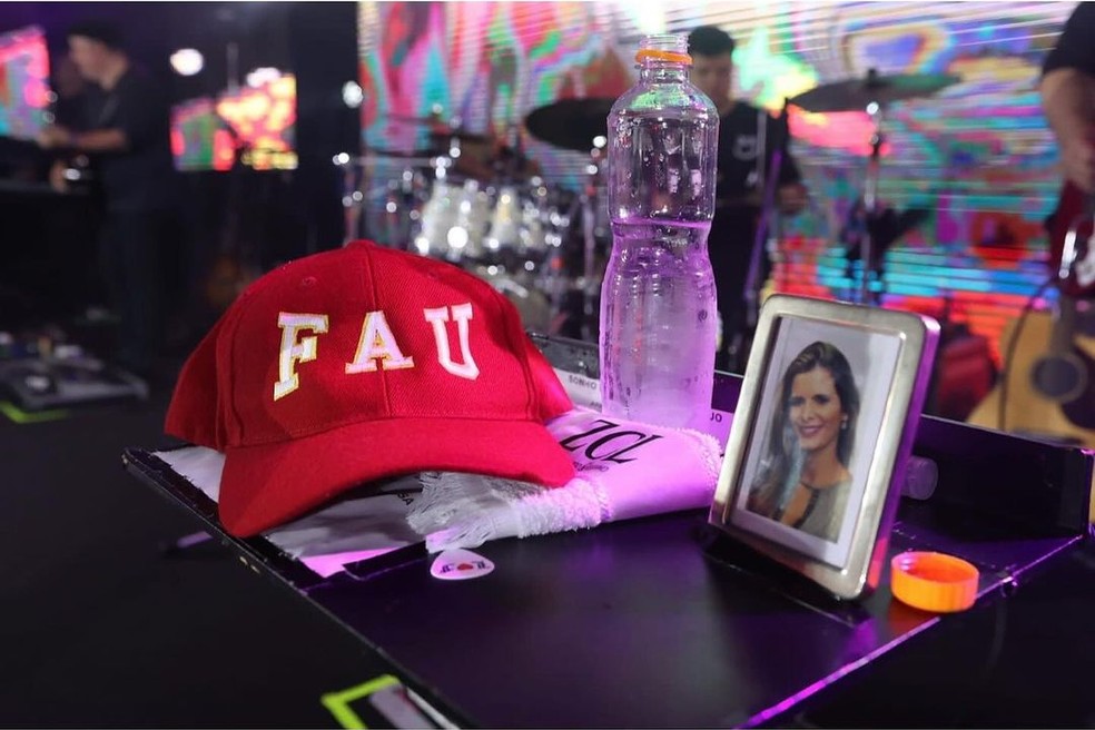 Porta retrato da mulher que Luciano Camargo leva em seus shows — Foto: Reprodução/Instagram