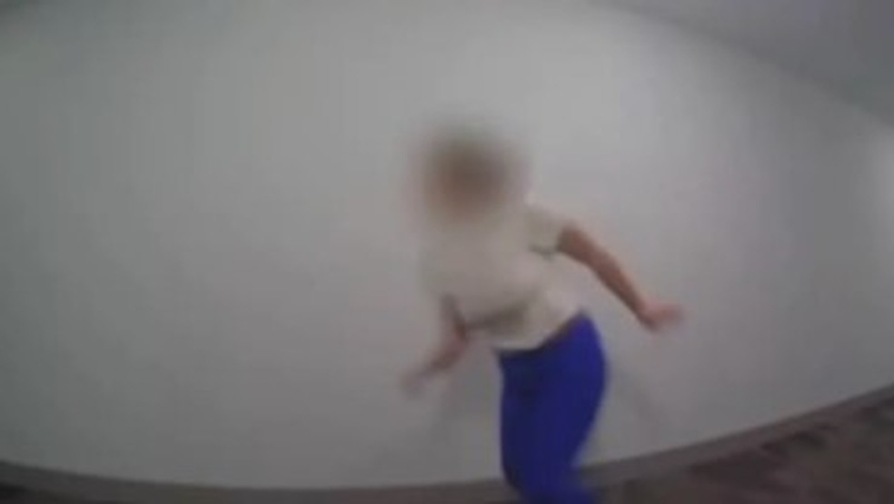 Wendy Wilkinson foge após ser descoberta no closet de vizinha em condomínio na Califórnia — Foto: Reprodução