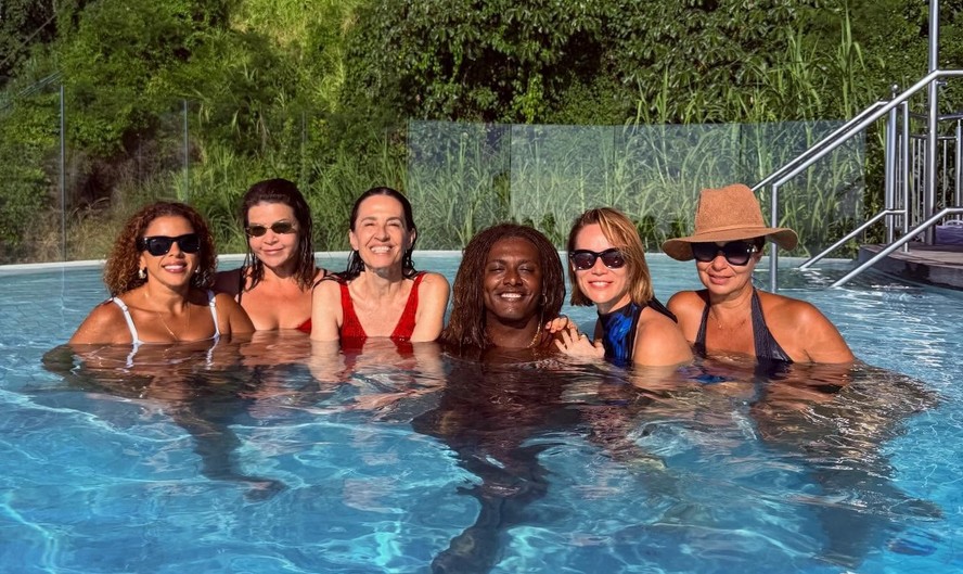 Flora Gil reúne Liniker, Mariana Ximenes e mais amigas em mergulho