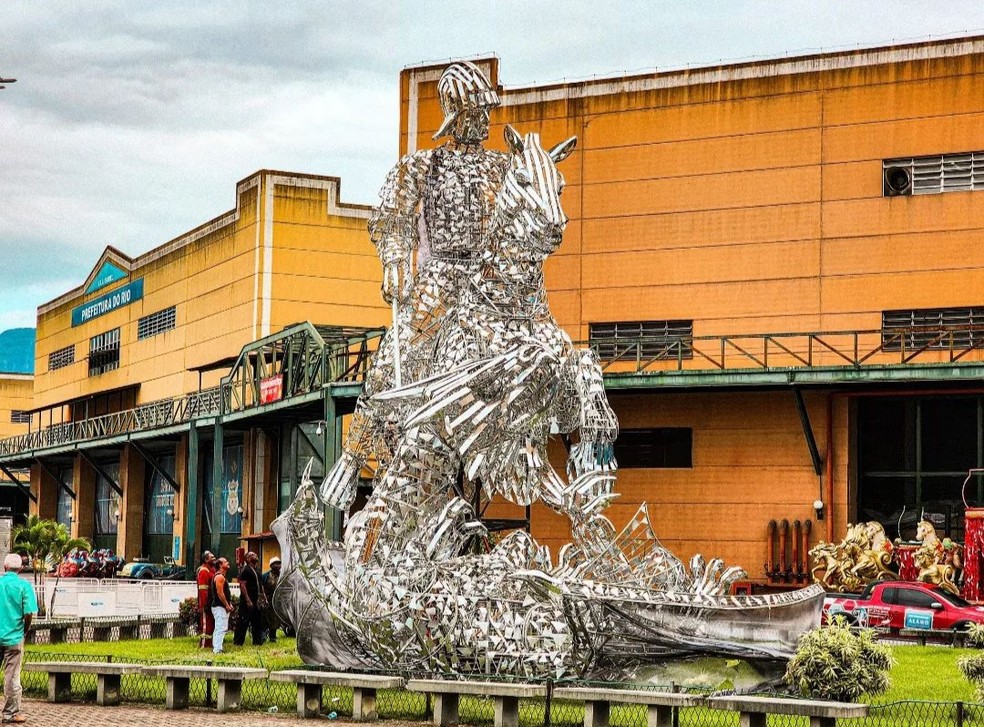 Alegoria de São Jorge, sensação do desfile da Vila Isabel foi para a Cidade do samba — Foto: Reprodução