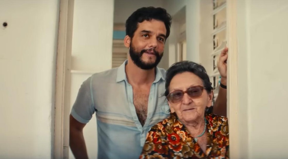 Marcelo (Wagner Moura) e Dona Sebastiana (Tania Maria) em 'O agente secreto' — Foto: Reprodução/ YouTube/ Vitrine Filmes