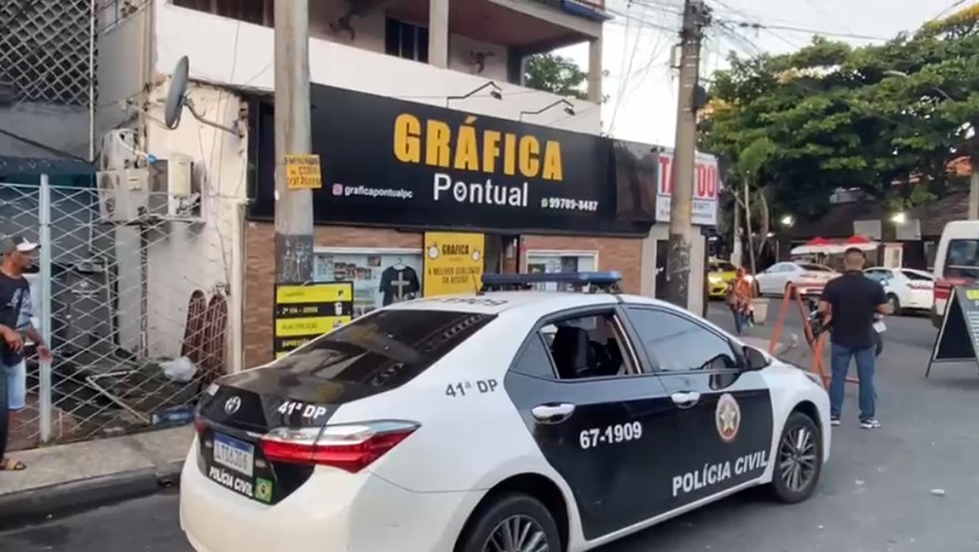 Polícia fecha fábrica de placas falsas para veículos em Padre Miguel, na Zona Oeste do Rio
