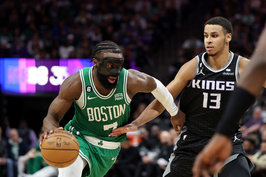 VÍDEO: astro do Boston Celtics sofre grave lesão na perna