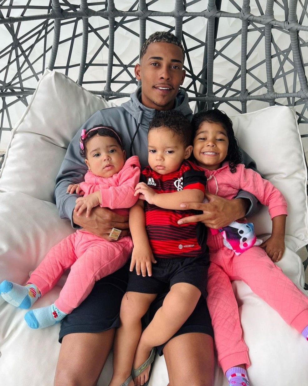 MC Poze com os três filhos que tem com a influenciadora Vivianne Noronha — Foto: Instagram