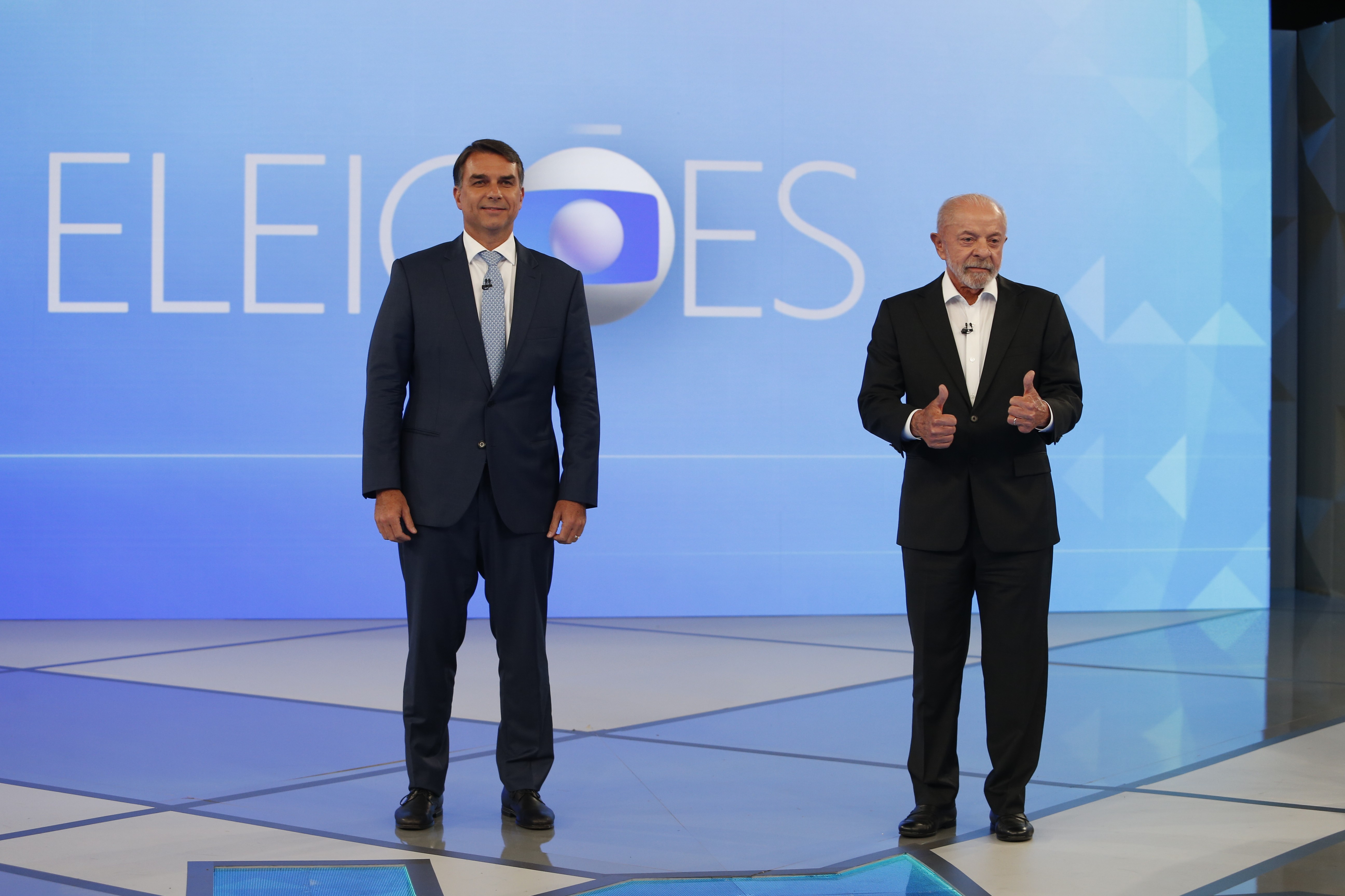‘Nove dedos’ x ‘lambendo Trump’: Flávio e Lula se atacam em debate da Globo em perguntas temáticas