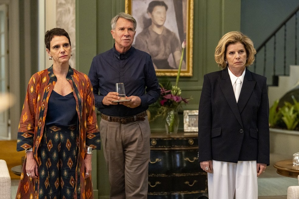 Eugênio (Luiz Salém) entre Celina (Malu Galli) e Odete (Debora Bloch), em "Vale tudo" — Foto: Fábio Rocha/Rede Globo/Divulgação
