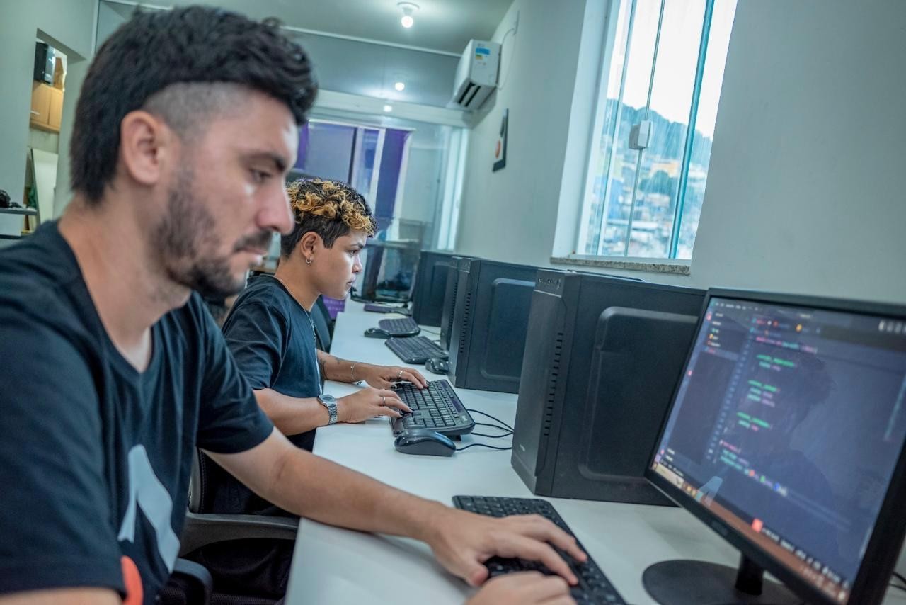 Escola de tecnologia nascida na Maré e na Rocinha abre 600 vagas gratuitas em curso de inteligência artificial