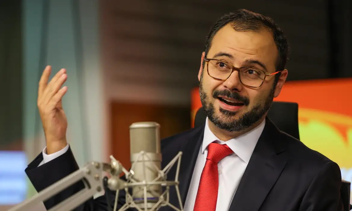 Ministro diz que governo vai começar a avisar MEIs sobre oportunidades no Contrata+Brasil - QTU Questões do Universo