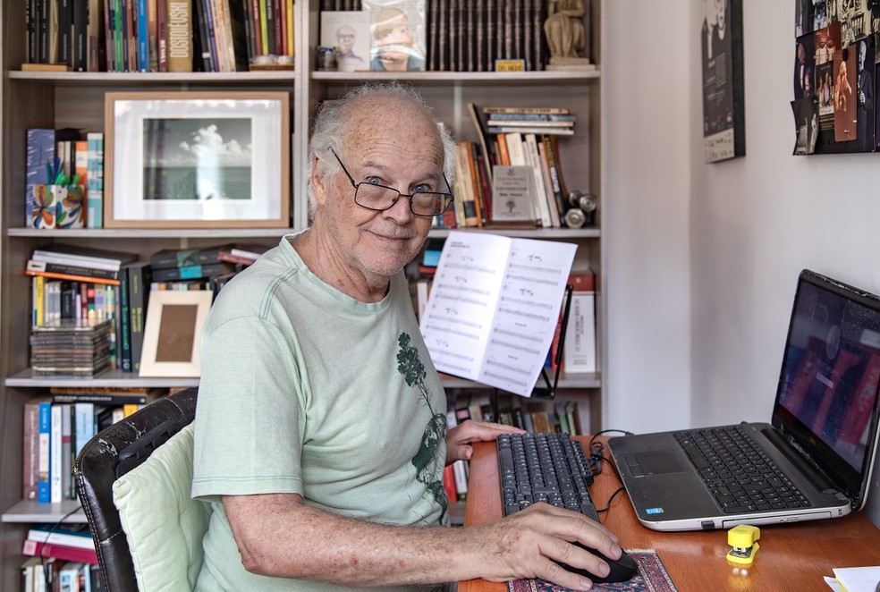 Jaime Leibovitch, de 77 anos, tem mais de 40 anos de carreira na TV e se mudou para o Retiro na pandemia — Foto: Ana Branco - O Globo