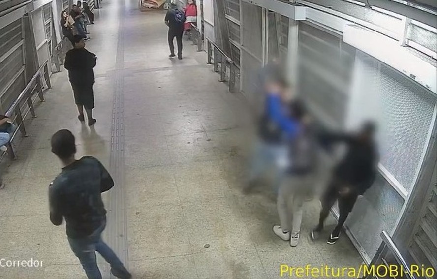 Suspeitos cercam passageiro na estação Recreio Shopping, do BRT Transoeste