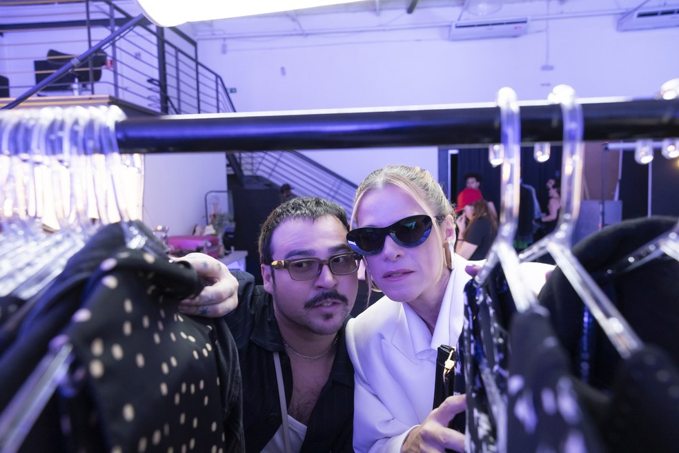 Rafa Chalub e Ingrid Guimarães em cena de "Perrengue fashion" — Foto: Reprodução
