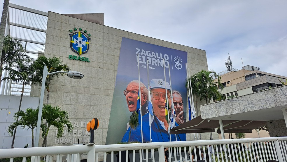 CBF homenageia Zagallo na entrada da sede  Foto: Davi Ferreira